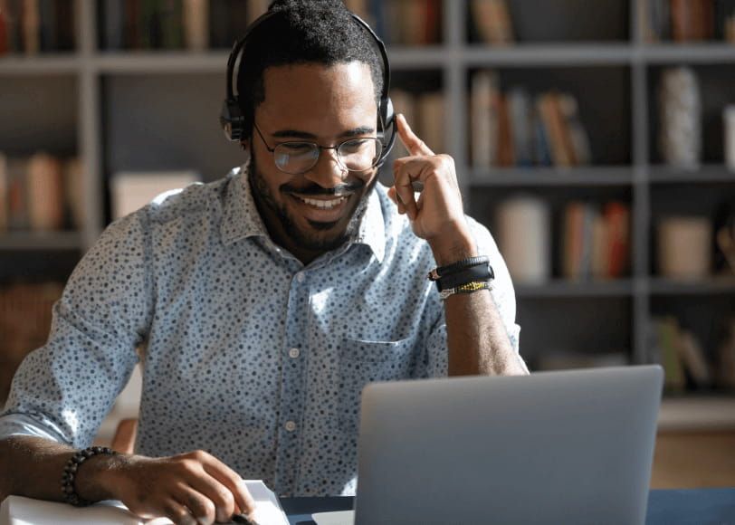 An Atom CSA speaking to a customer on the phone